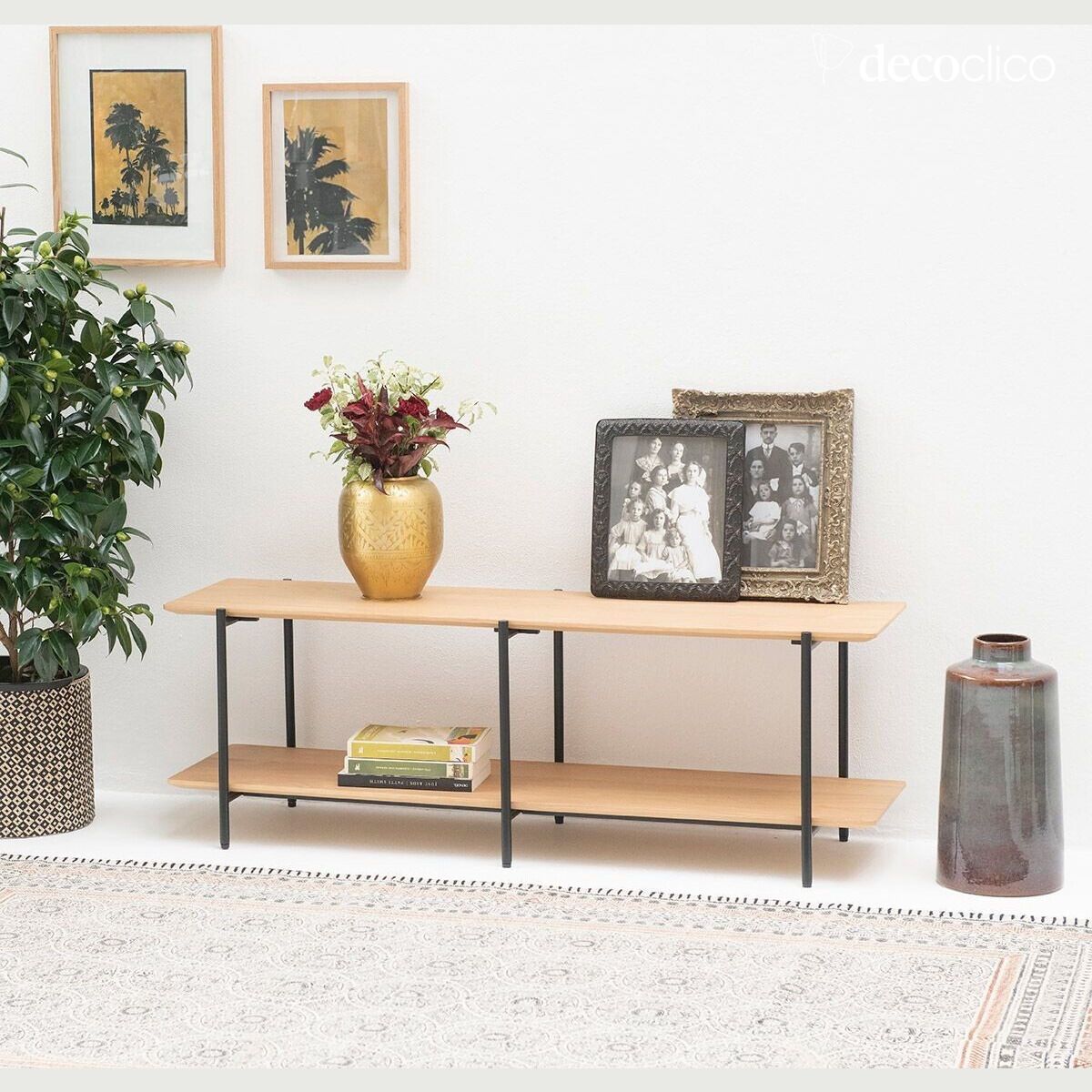 TV-Möbel aus Eichenfurnier und Füßen aus mattschwarzem Metall Lykke