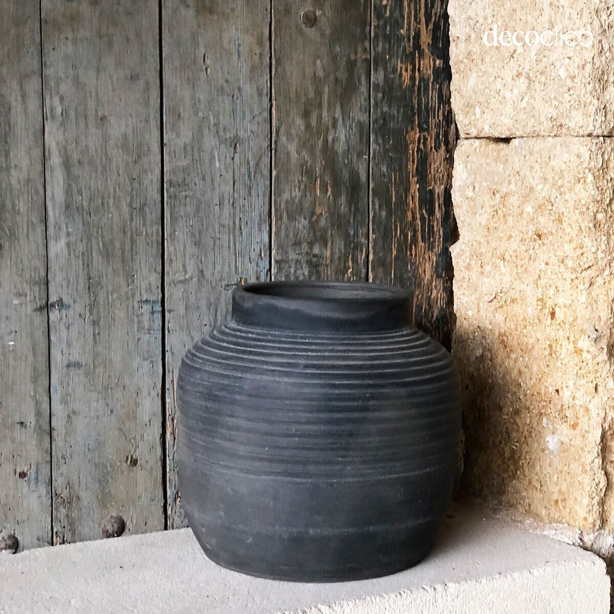 Vase en terre cuite strié charbon Petra fait main