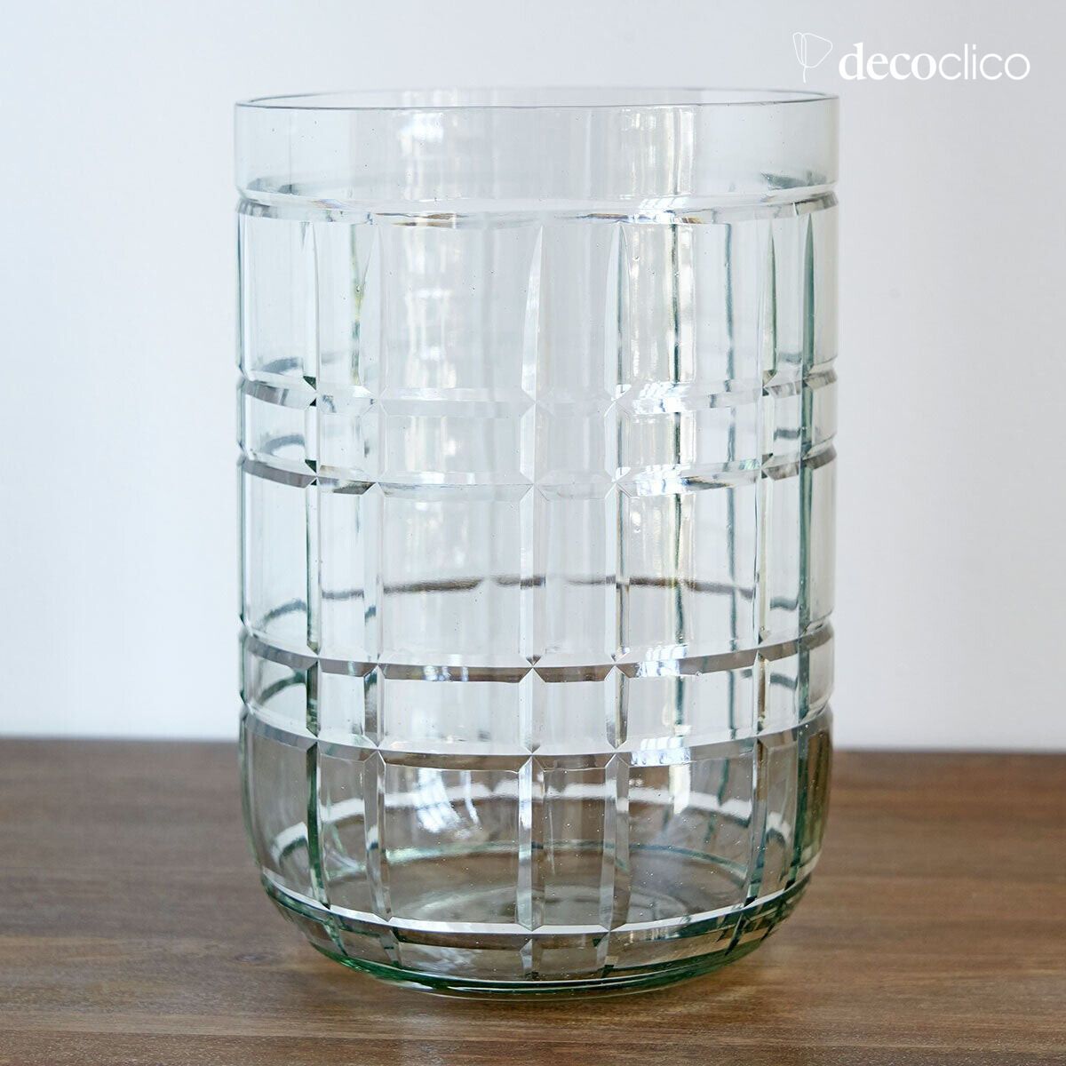 Vase en verre transparent gravé