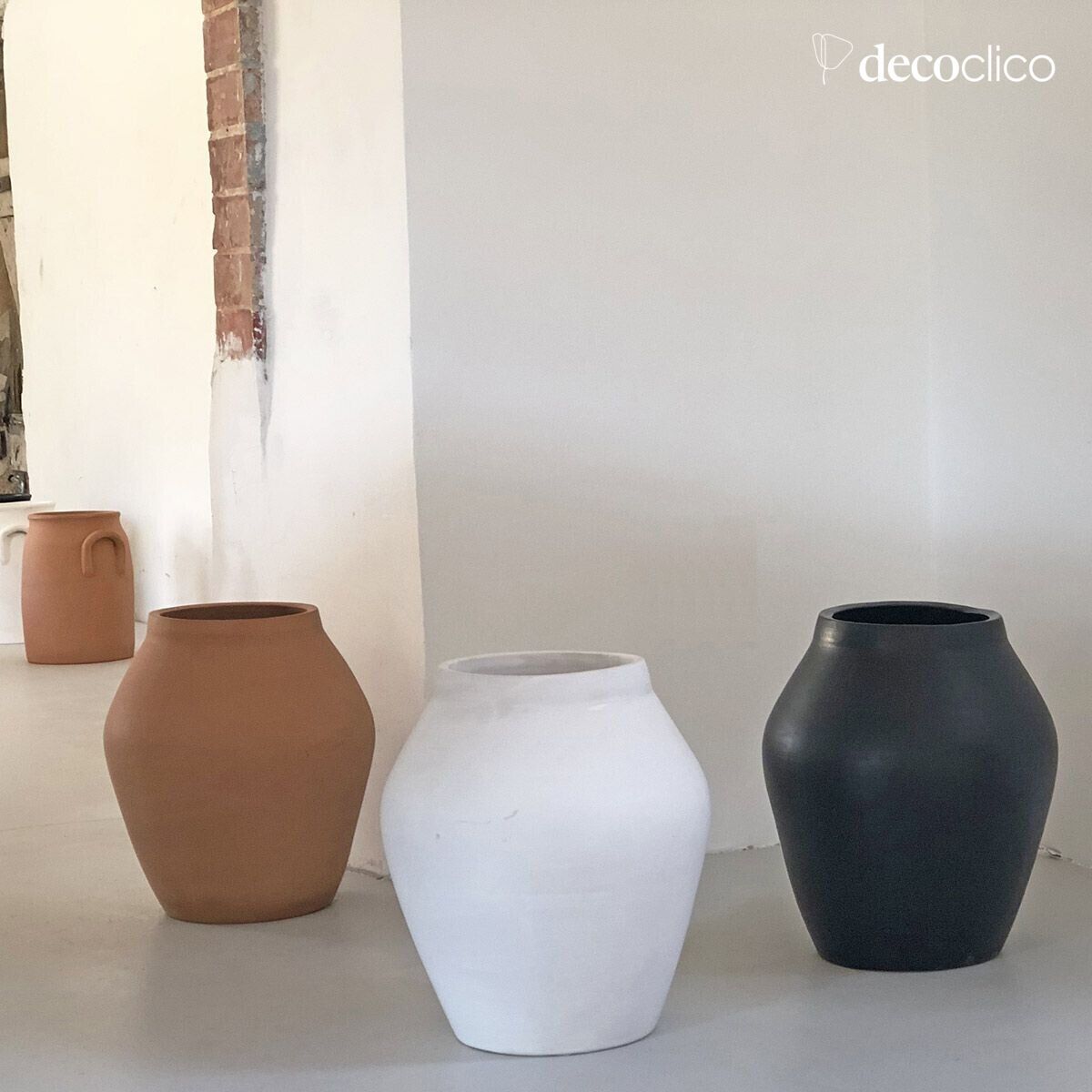 Vase in Amphorenform aus schwarzer handgefertigter Terrakotta Alma