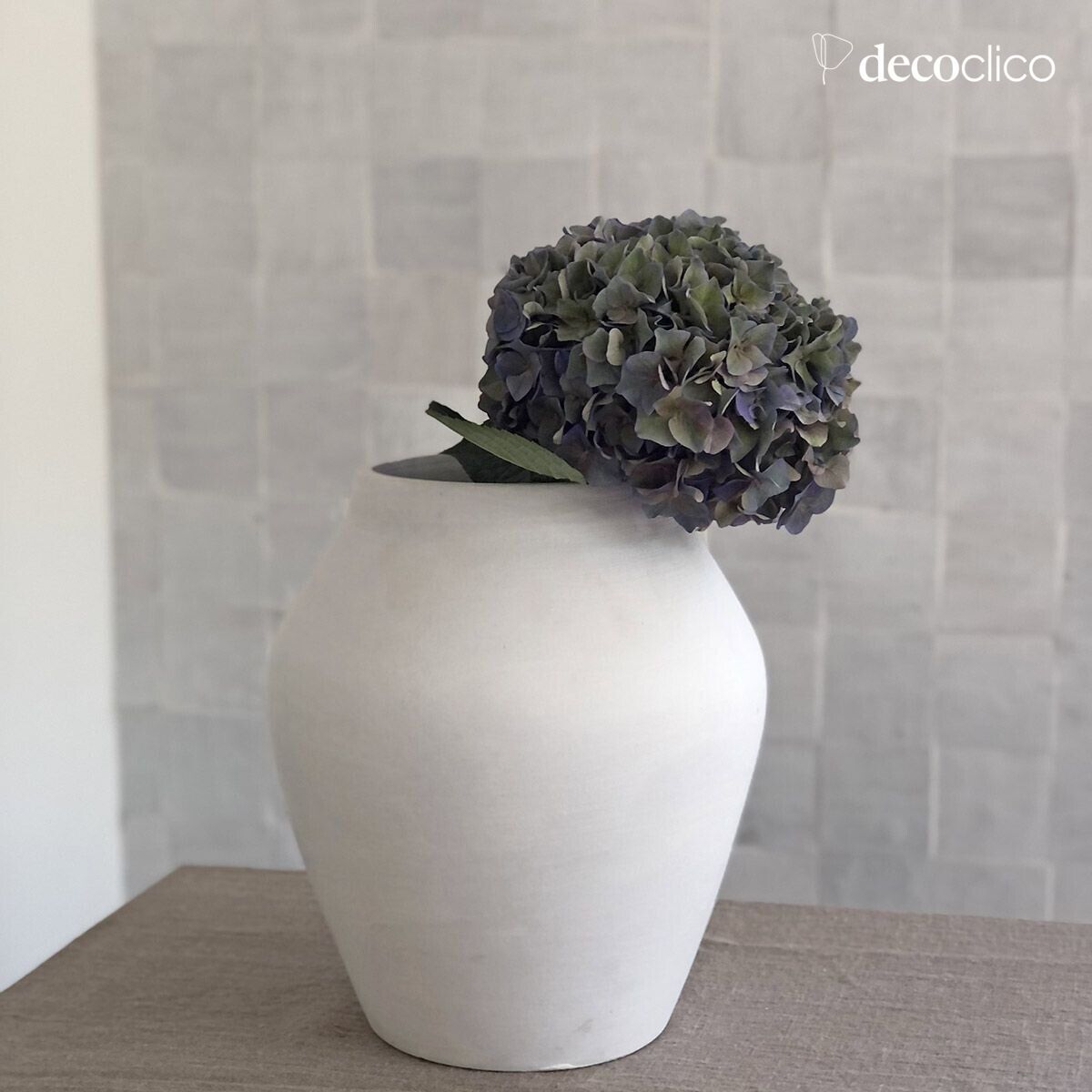 Vase in Amphorenform aus weißer, handgefertigter Terrakotta Alma