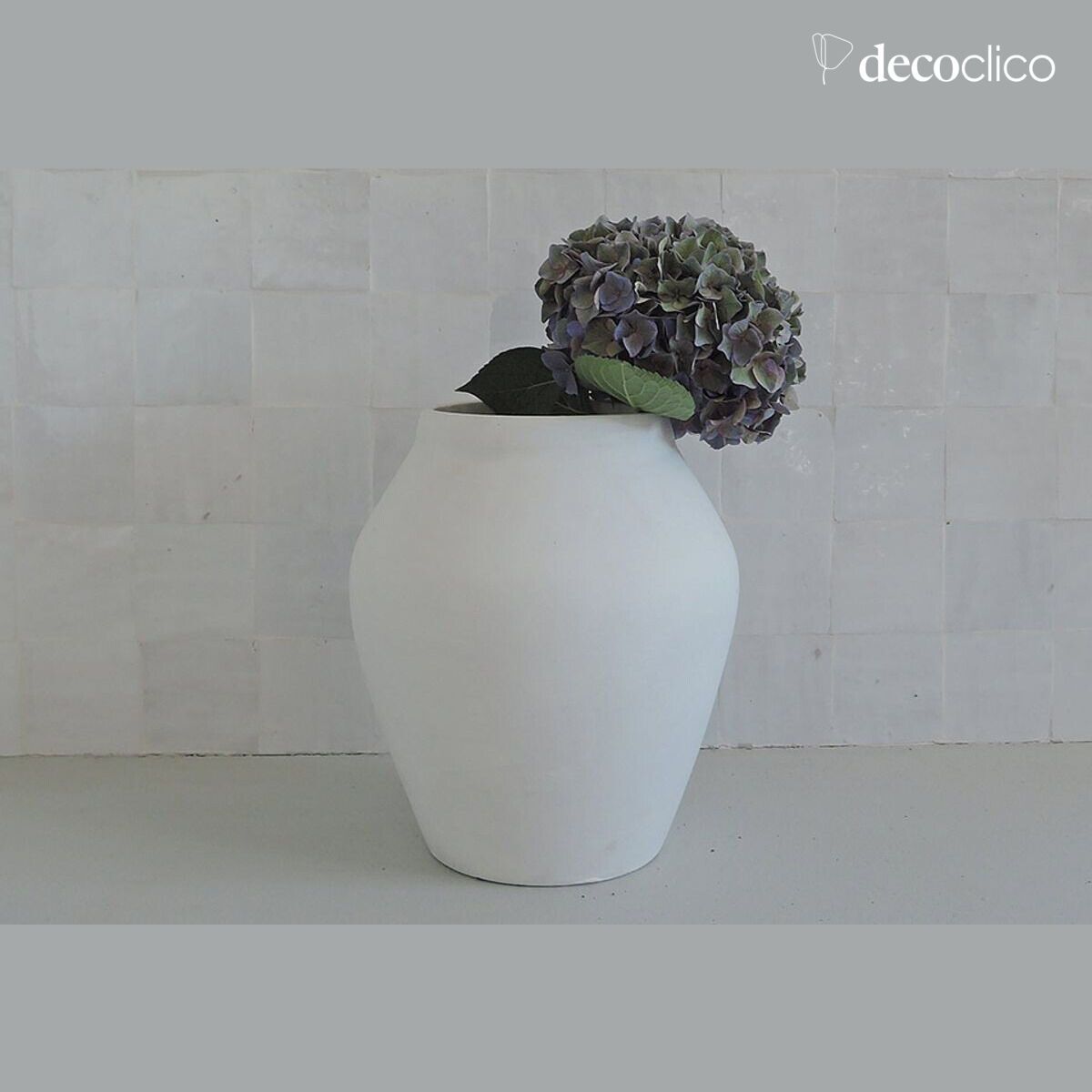 Vase in Amphorenform aus weißer, handgefertigter Terrakotta Alma