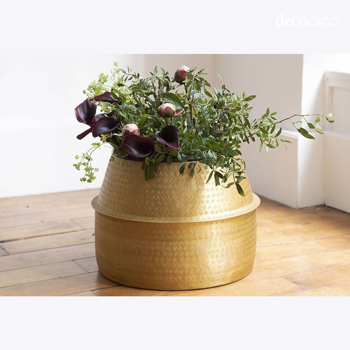 Vaso in alluminio con motivi martellati e finitura in ottone Jaya