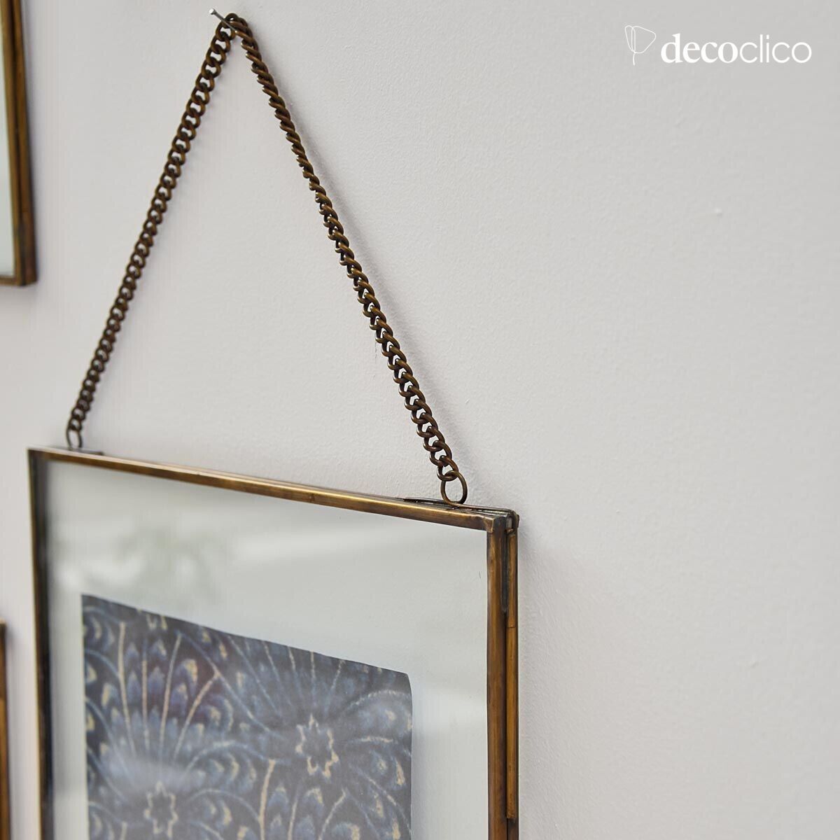 Verticale fotolijst met glas en metalen ketting in antiek messing afwerking Mira