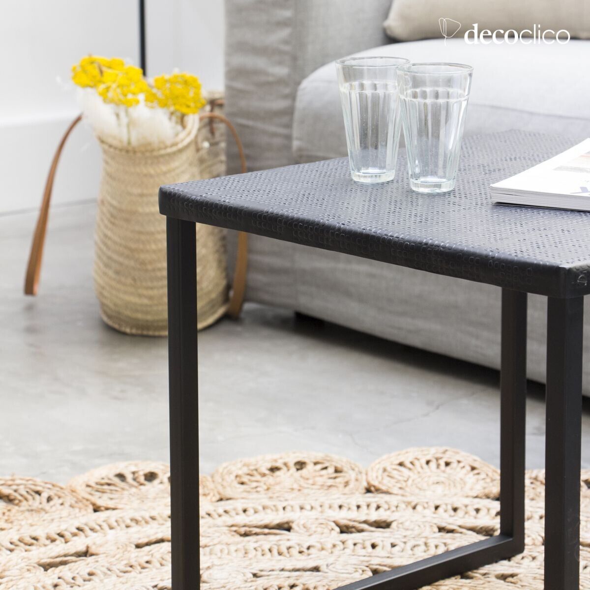 Vierkante salontafel van zwart metaal met gegraveerde motieven Trevor