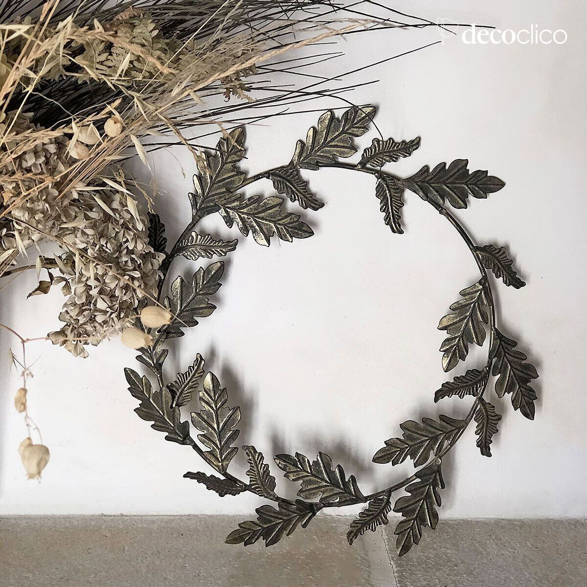 Wall crown of leaves in antique matt gold-plated metal