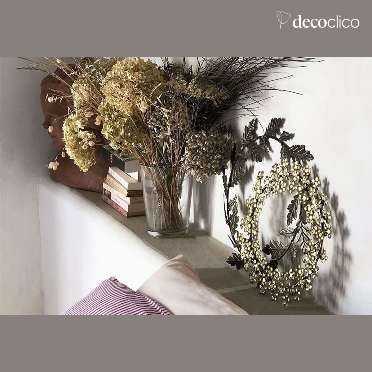 Wall crown of leaves in antique matt gold-plated metal