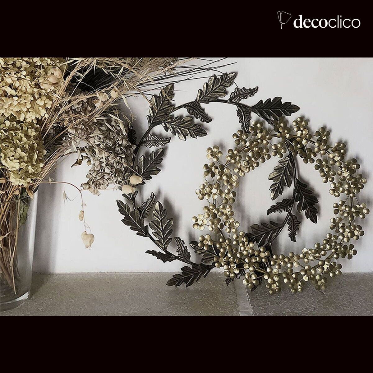 Wall crown of leaves in antique matt gold-plated metal