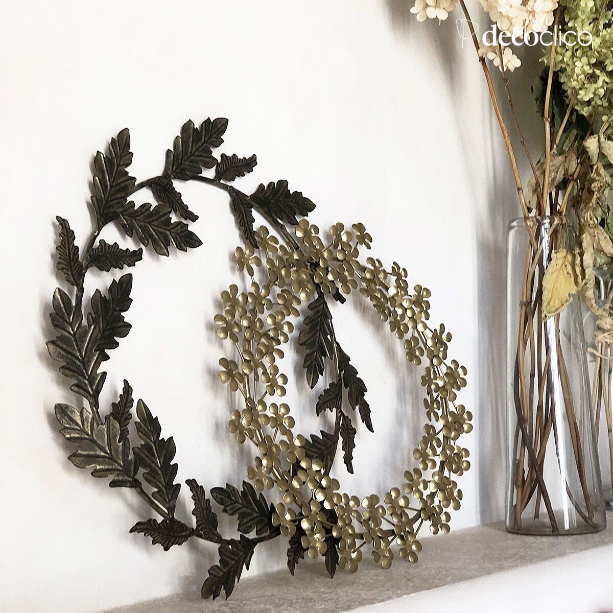 Wall crown of leaves in antique matt gold-plated metal
