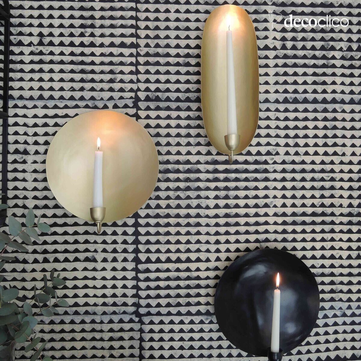 Wall-mounted candleholder with round base, matt black metal finish