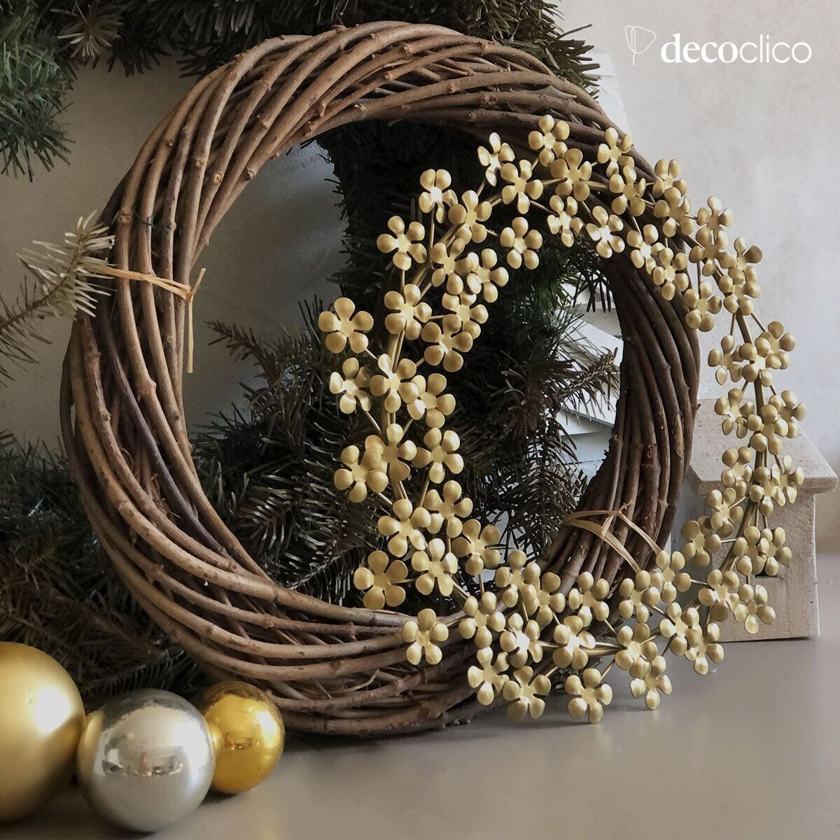 Wall wreath of matt gold metal petals