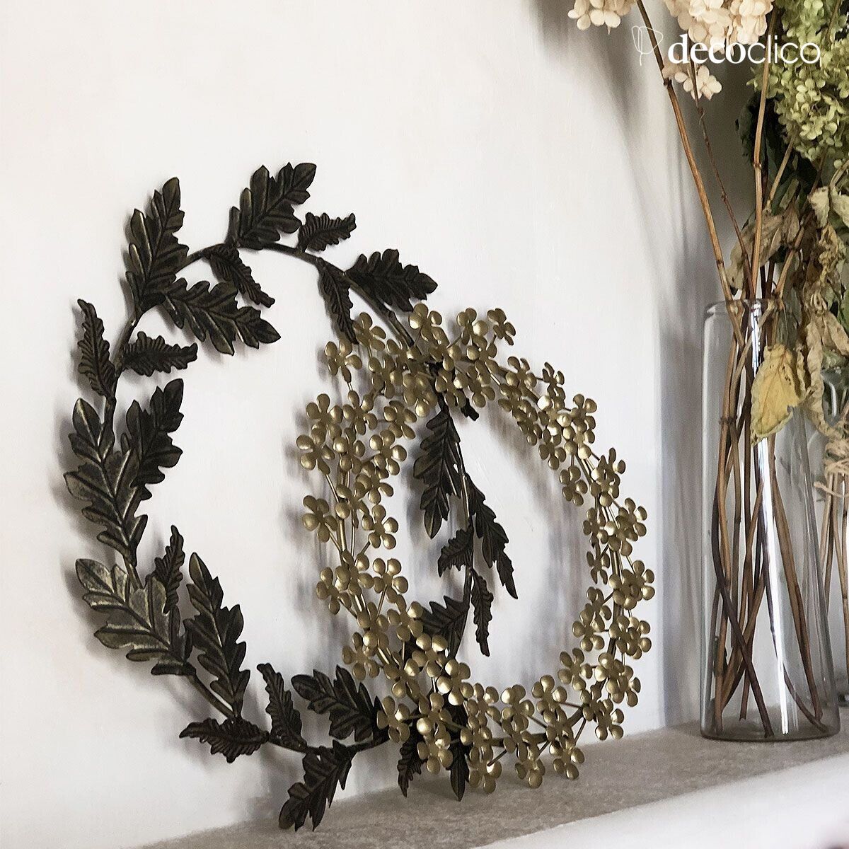 Wall wreath of matt gold metal petals
