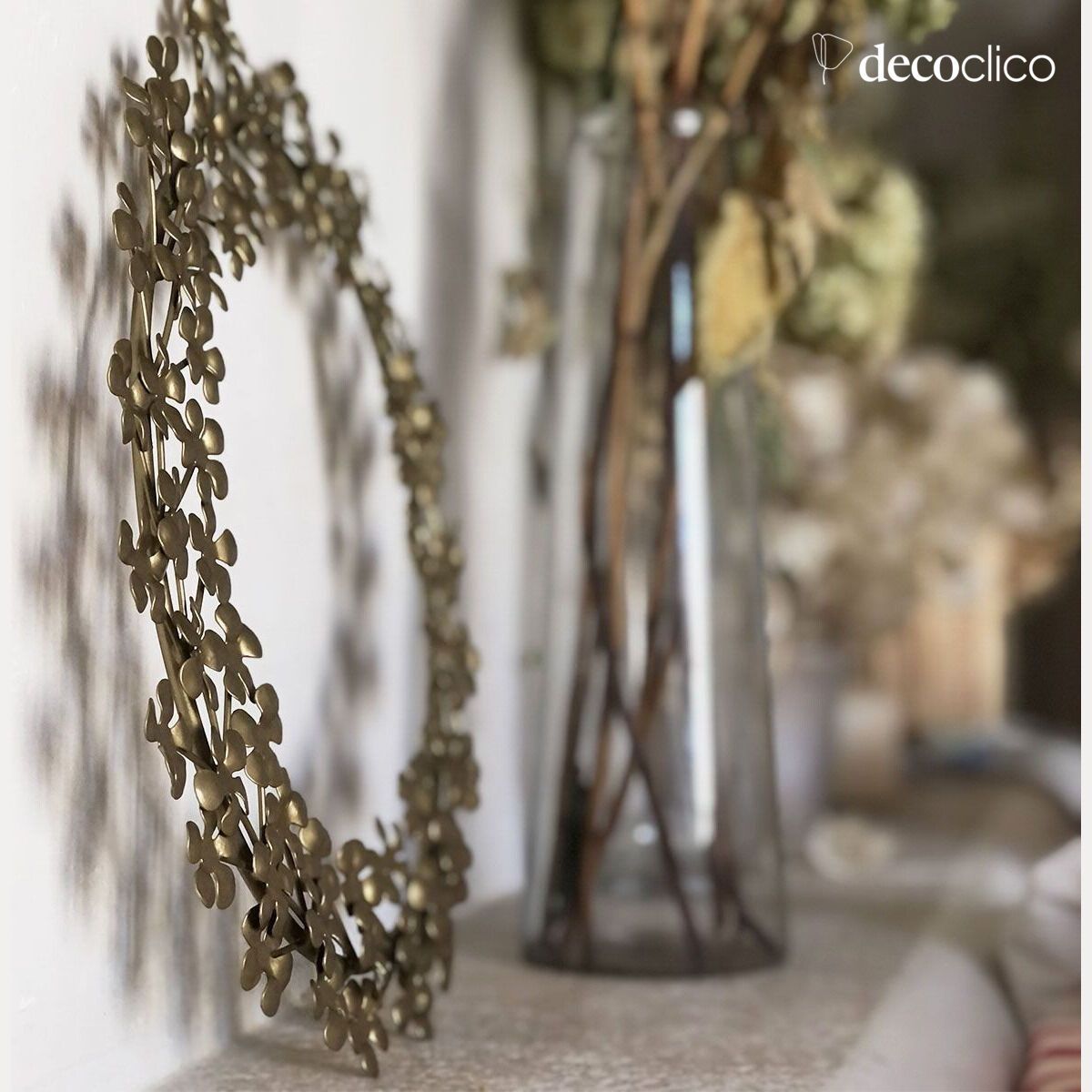 Wall wreath of matt gold metal petals