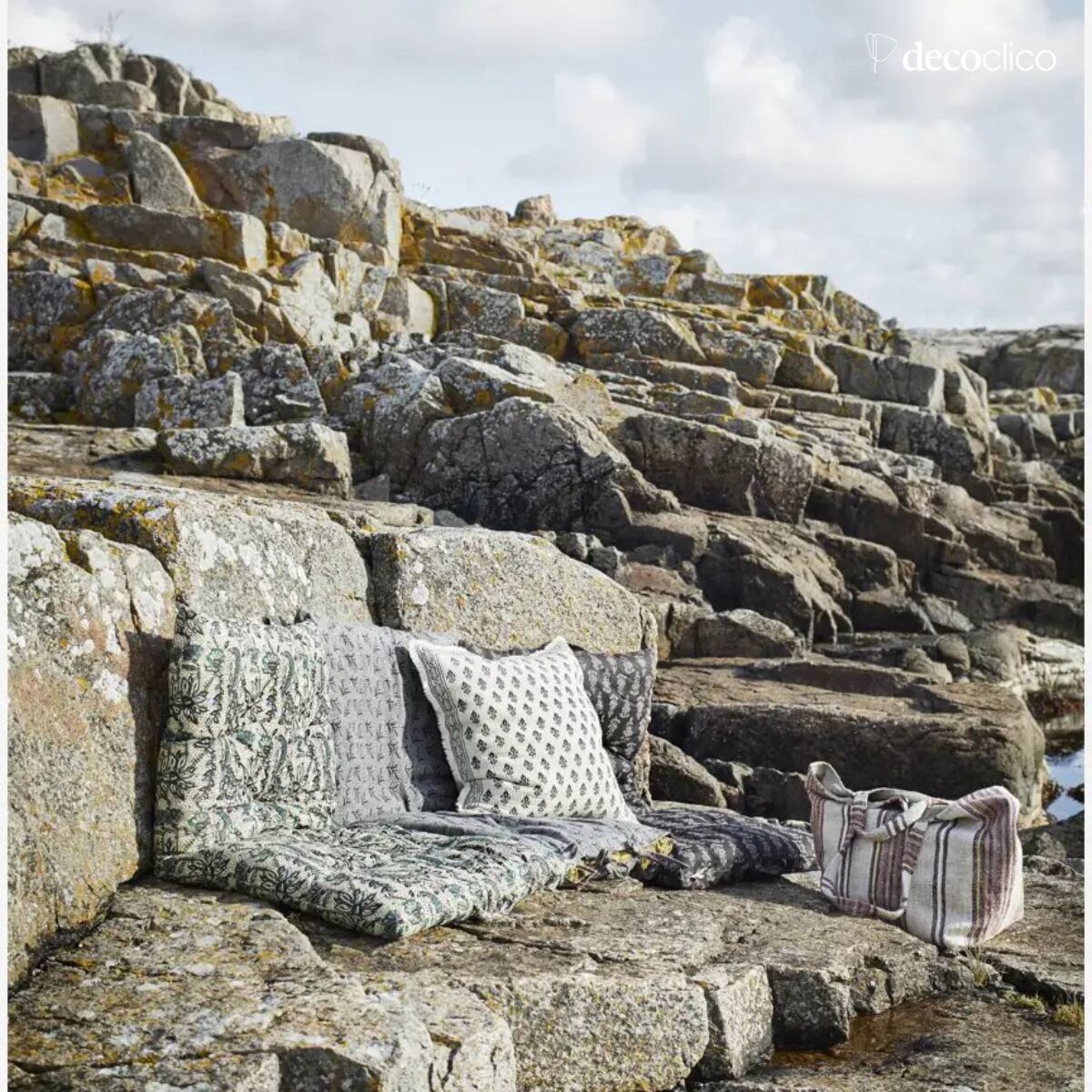 White cotton cushion with charcoal pattern 50x50 cm