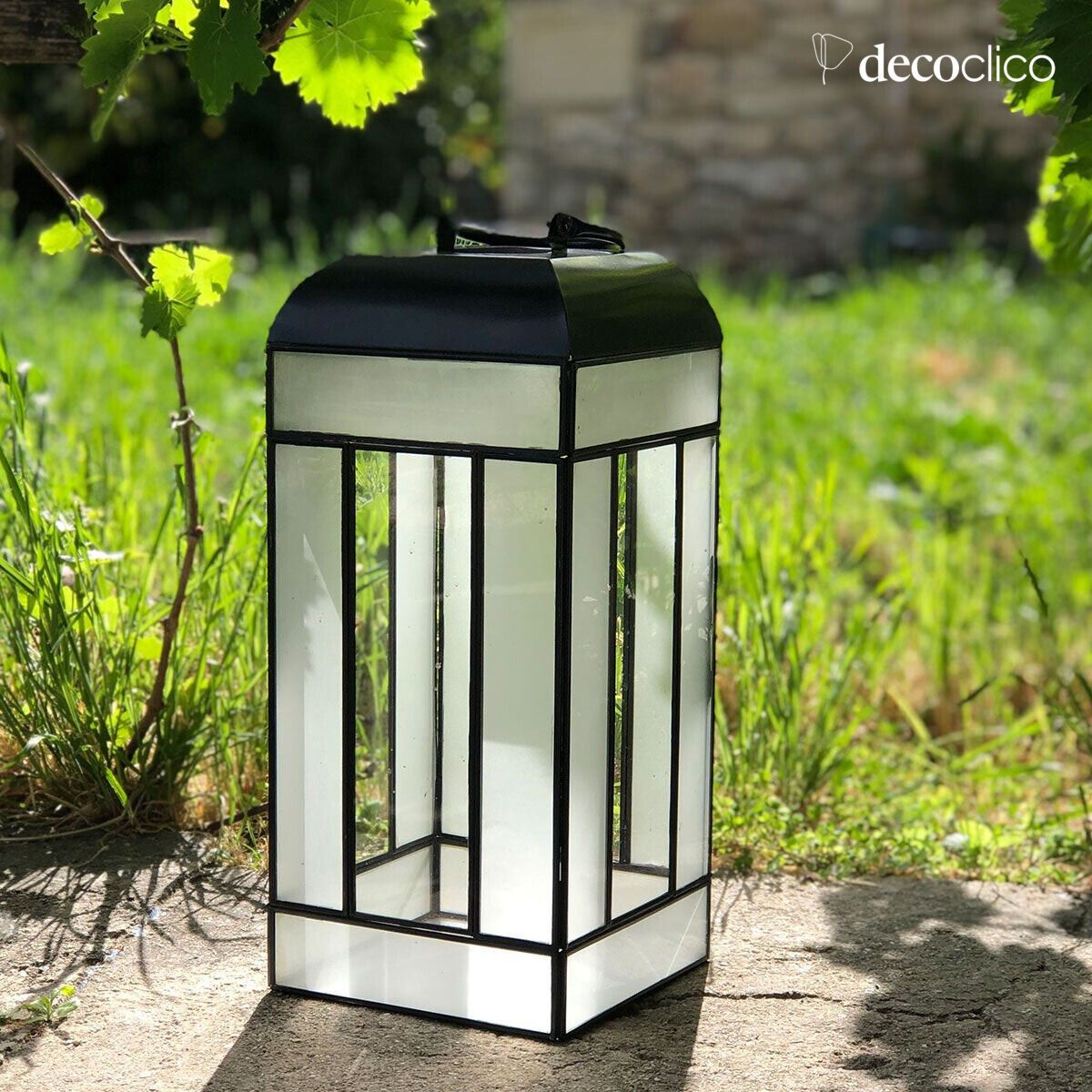 Windlicht aus mattschwarzem Metall und Glas